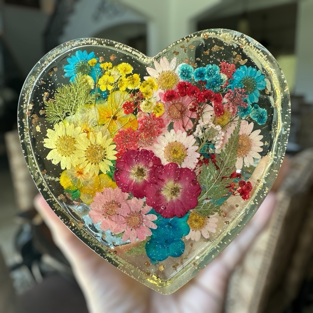 VTG 60s Heart Resin Art 6 Inch Dried Flowers Gold Flakes Hippie Paperweight Rare
